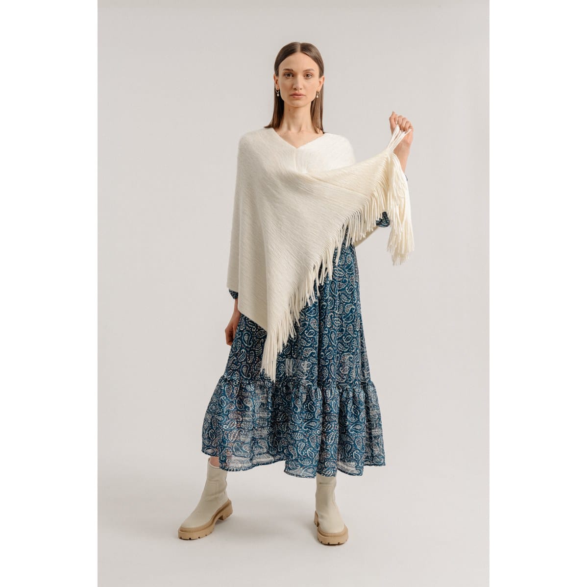Molly Bracken – Ladies Knitted Poncho Bs – Offwhite (1)