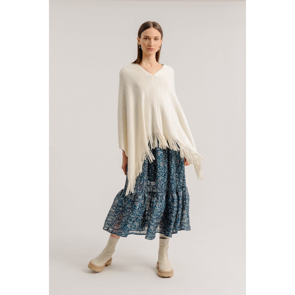 Molly Bracken – Ladies Knitted Poncho Bs – Offwhite (2)